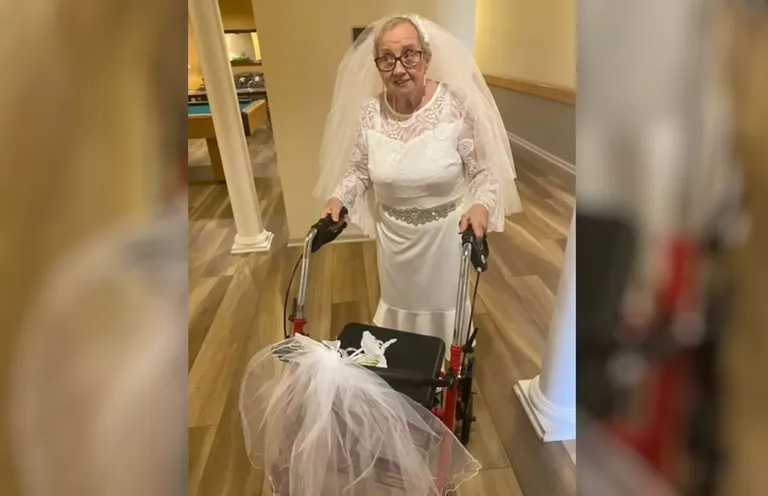 Пенсионерка в свадебном платье.