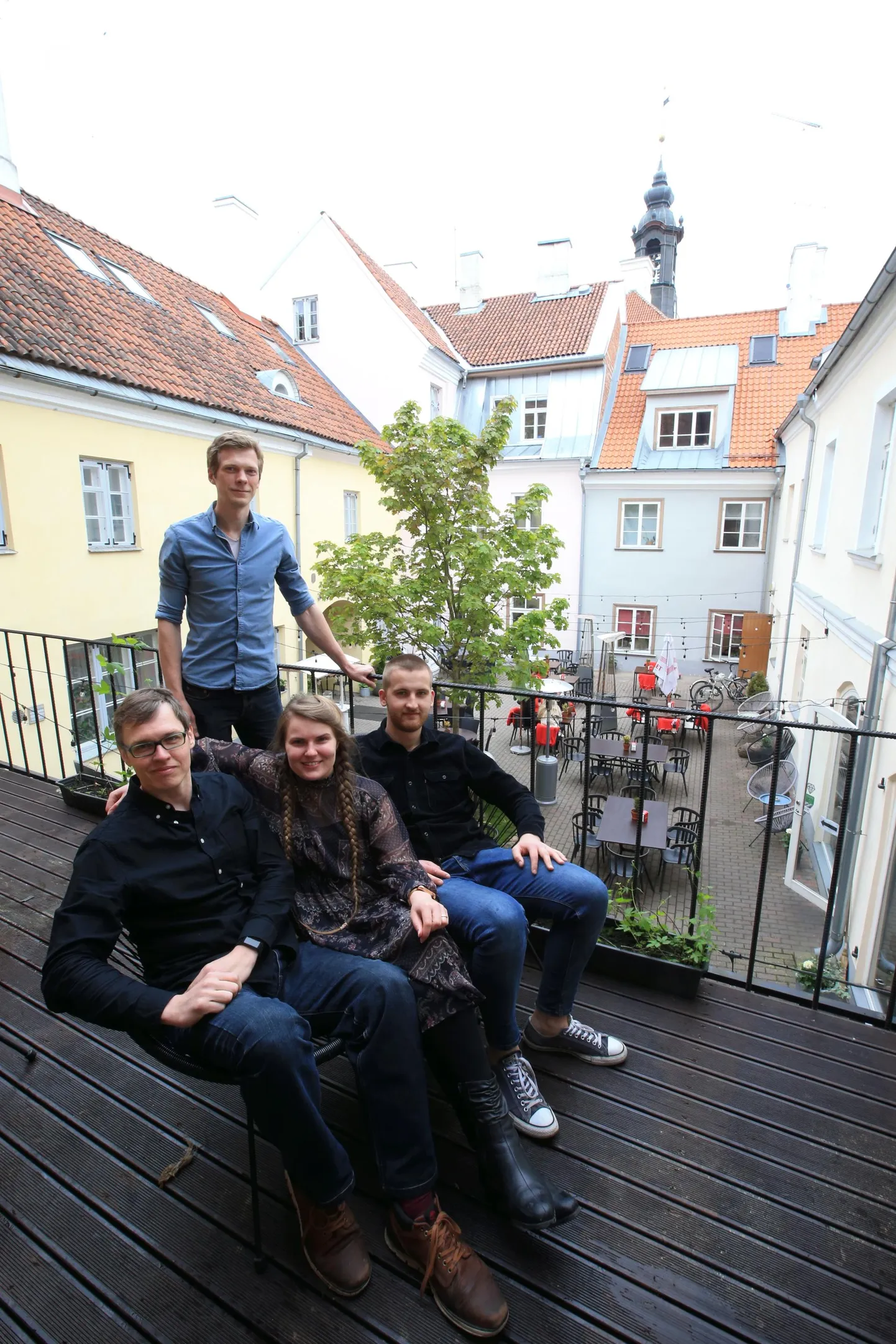 Elektriteater teeb restorani suveaias kino. Pildil vasakult Elektriteatris tegevad Andres Kauts ja Evelina Nõmme, restorani Pepe's eestvedaja Martin Sõgel, taga seisab Elektriteatri kolmas võtmeisik Mihkel Salk.