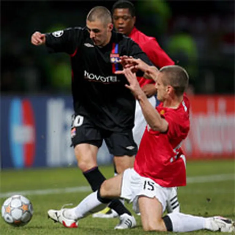 Karims Benzema (ar bumbu) guva vārtus pret Mančestras United, taču viņa pārstāvētā Lyon izlaida uzvaru no rokām. 