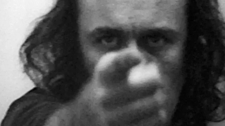 Näitusel saab näha Vito Acconci videoteost «Keskmed» (1971).