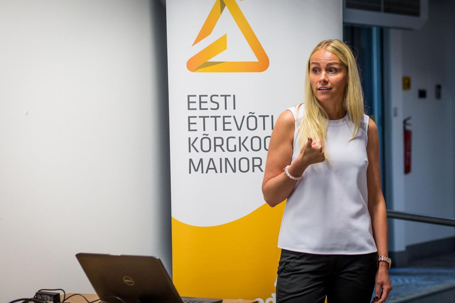 Kelly Imme oma magistritöö kaitsmisel.