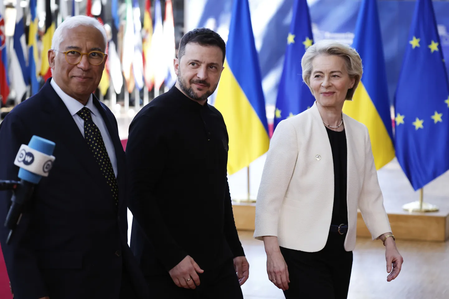 No kreisās: Eiropadomes prezidents António Košta, Ukrainas prezidents Volodimirs Zelenskis un Eiropas Komisijas prezidente Urzula fon der Leiena ierodas uz ES samitu Eiropadomes ēkā Briselē, ceturtdien, 2025. gada 6. martā.