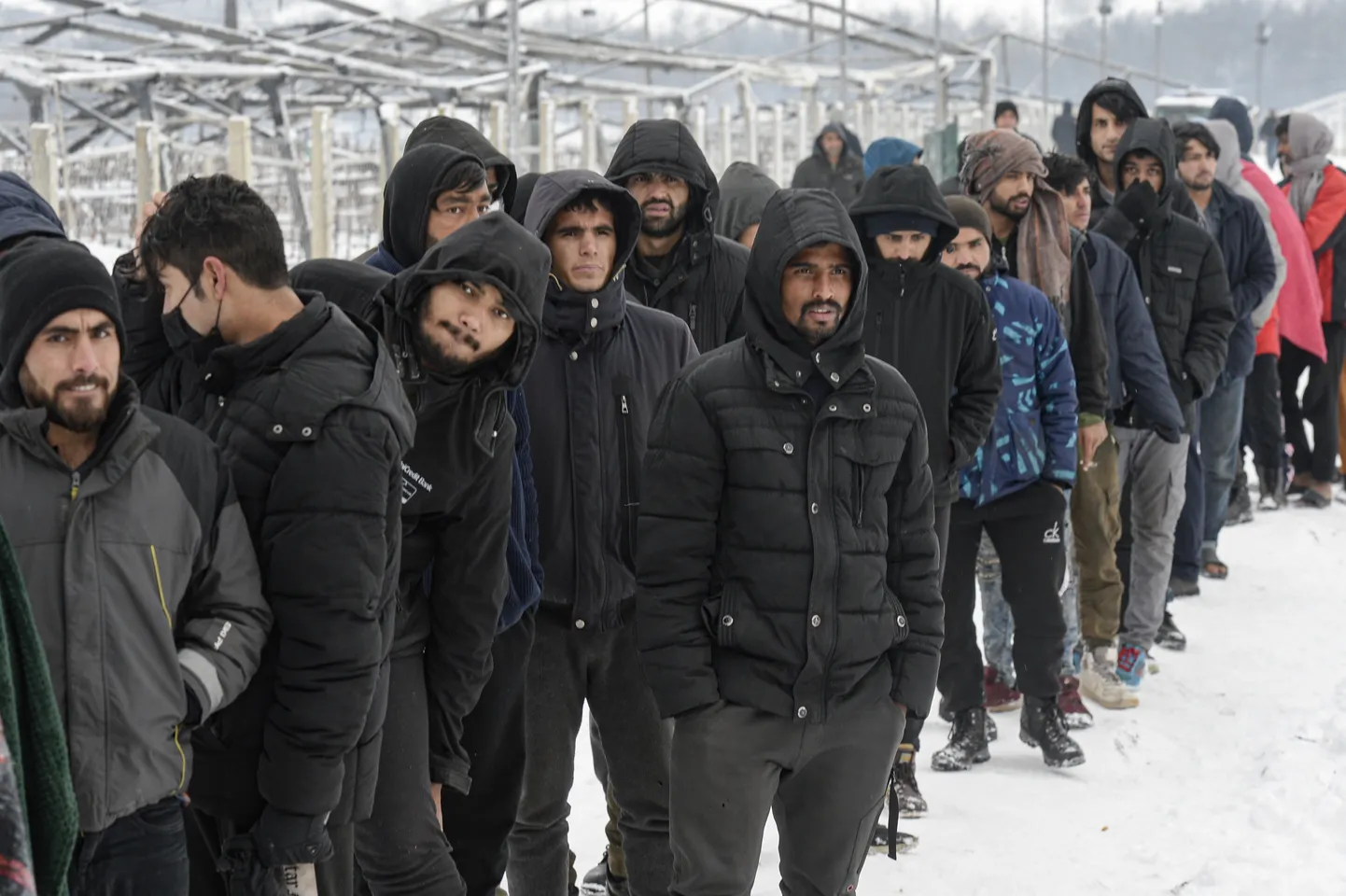 Migrandid Lipa põgenikelaagris Bosnias Horvaatia piiri lähistel 2021. aastal. Foto on illustratiivne.