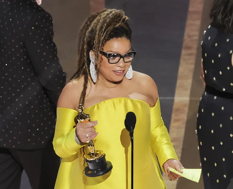 Parimate kostüümide kategoorias võitis Ruth Carter koomiksiseikluse «Must panter: Wakanda igavesti» eest.