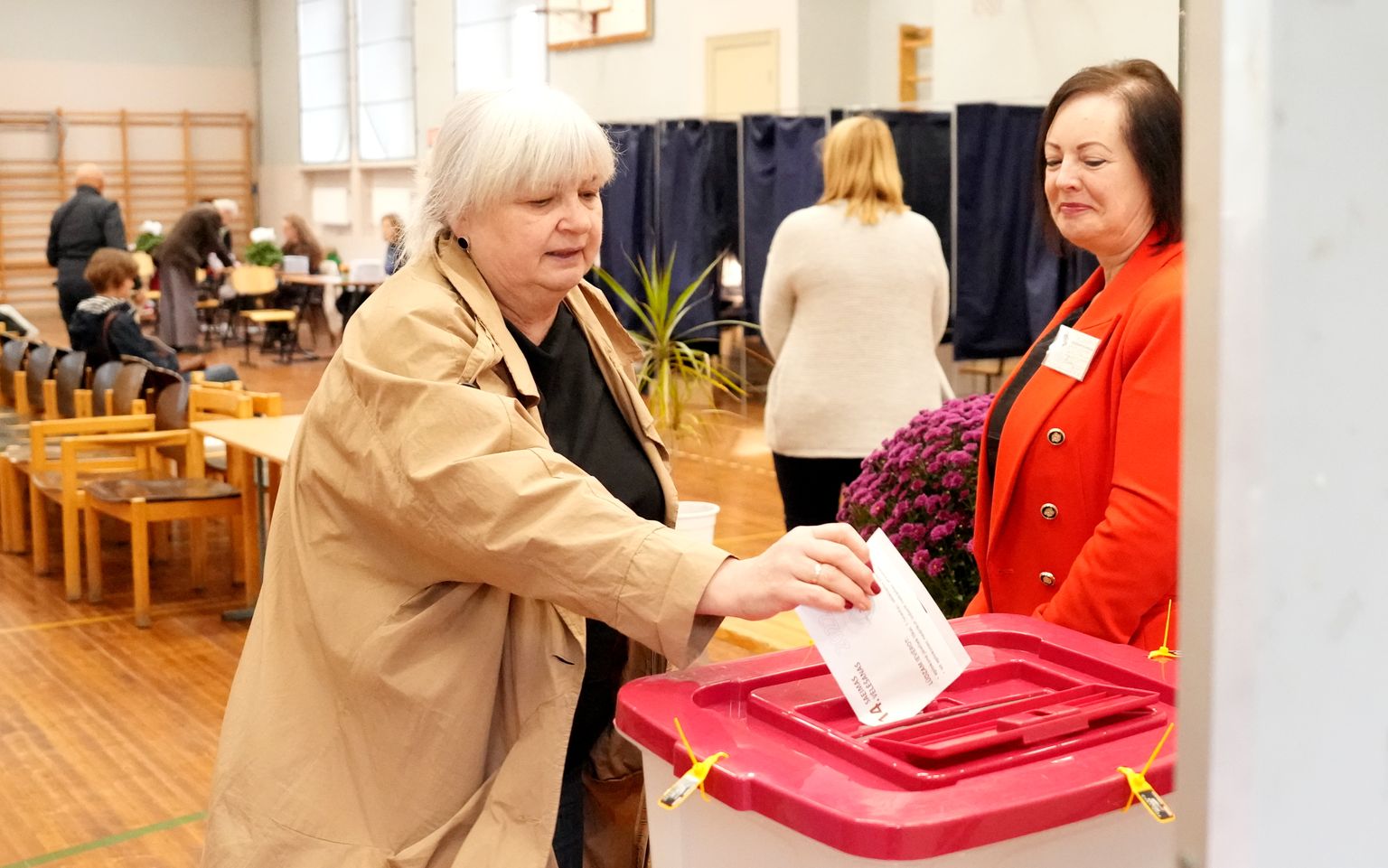14. Saeimas vēlēšanas 76. vēlēšanu iecirknī Rīgs Valsts 1. ģimnāzijā.
