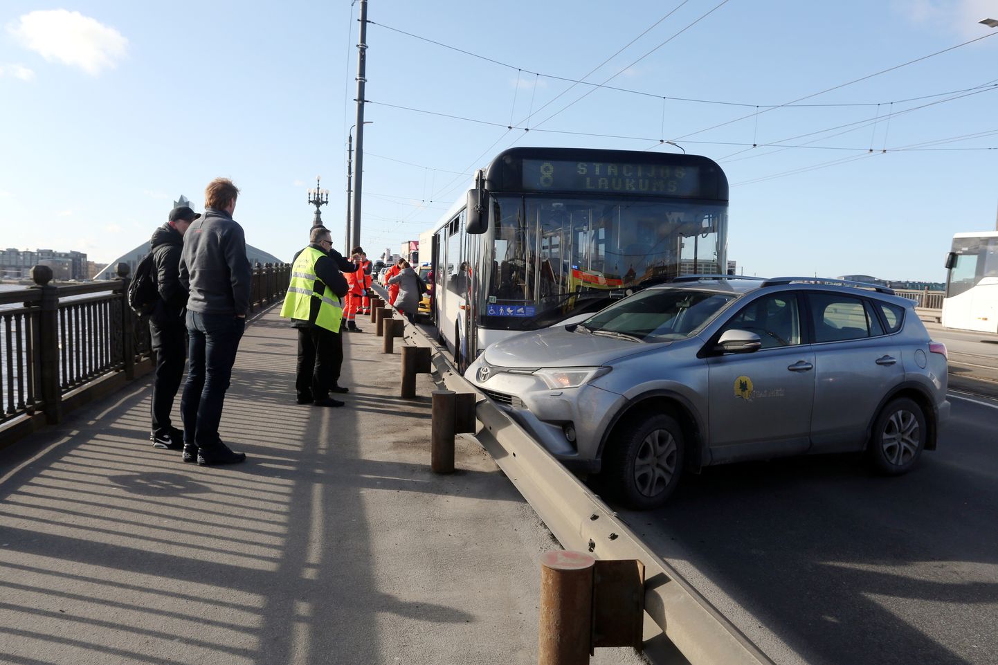 Avārija uz Akmens tilta, kur saskrējies SIA "Rīgas satiksme" autobuss ar "Toyota" markas automašīnu.