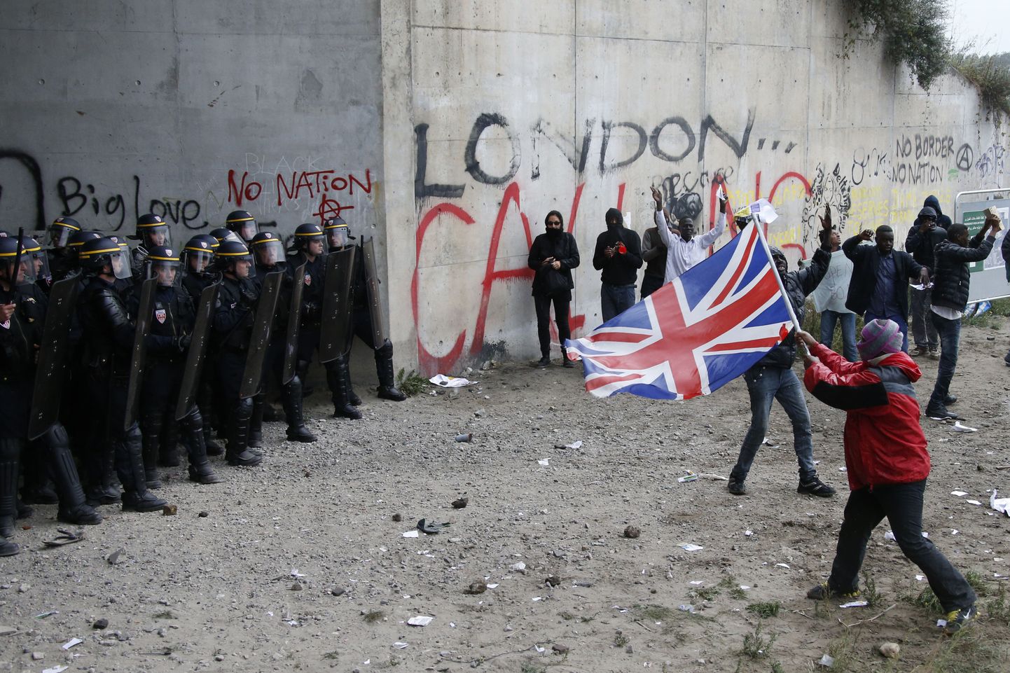 Suurbritannias asüüli taotlevate põgenike meeleavaldus Calais` põgenikelaagris.