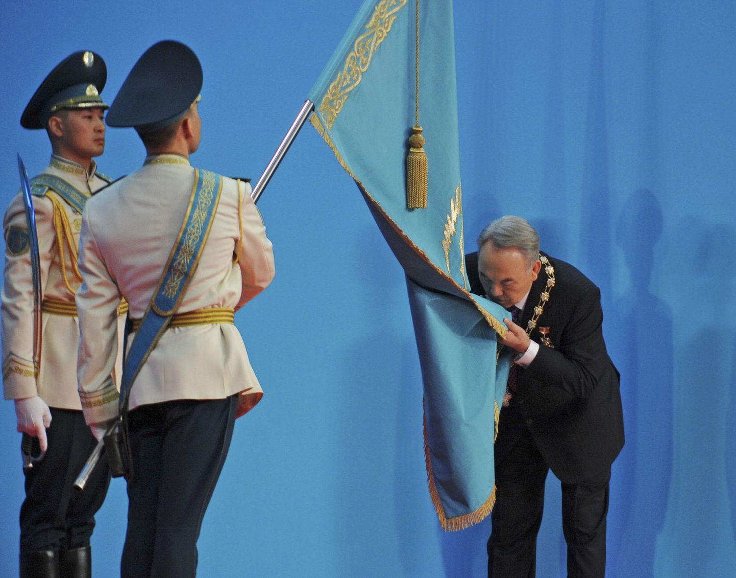 Kasahstani president Nursultan Nazarbajev ülemöödunud aasta aprillis inauguratsioonitseremoonia ajal riigilipule suud andmas.