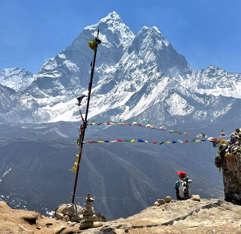 Krisli Melesk vaatab teekonnal Džomolungma baaslaagrisse oma vallutusi – taga keskel Džomolungma (8848 meetrit), selle ees paremal Ama Dablam (6812 meetrit). Viimane ei kuulu küll kõrgeimate mägede hulka, kuid on tehniliselt nõudlik ning seetõttu alpinistide seas hinnatud tipp.