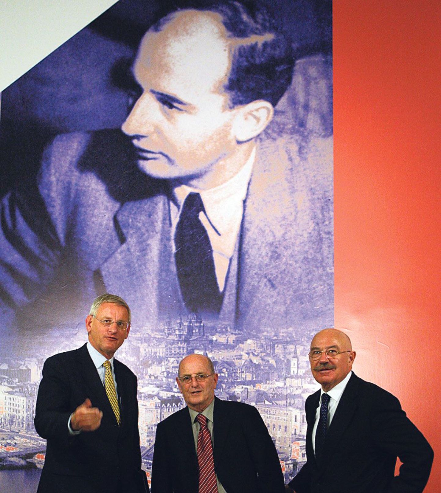 Rootsi välisminister Carl Bildt (vasakul), Iisraeli portfellita minister Yossi Peled ja Ungari välisminister Janoš Martonyi Raoul Wallenbergi näituse avamisel Budapestis.