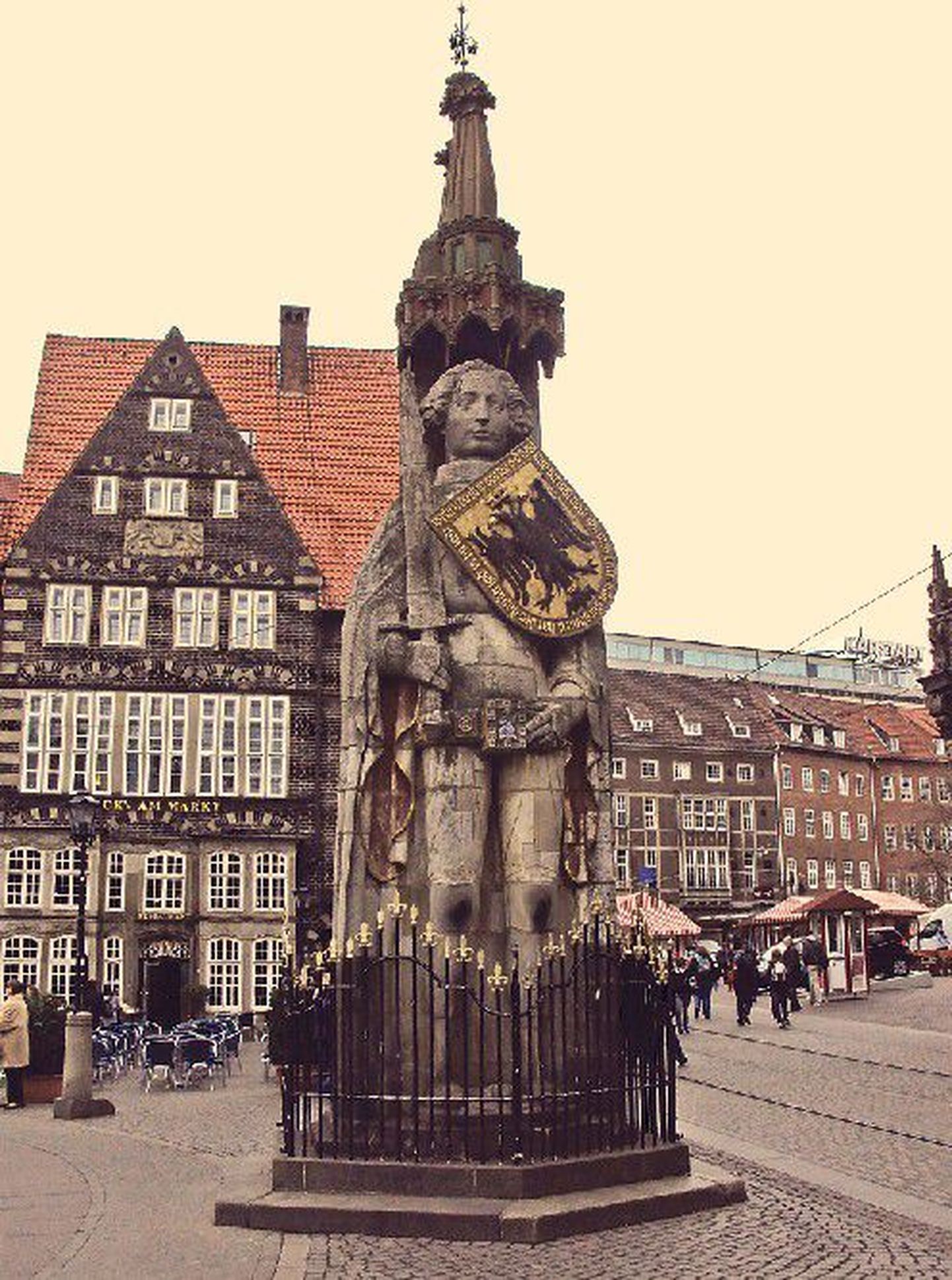 Одна из главных достопримечательностей Бремена — почти шестиметровая каменная статуя Роланда, символ свободы и вольности горожан. Исторических сведений о нем очень мало. Говорят, что он был отважным воином и племянником Карла Великого.