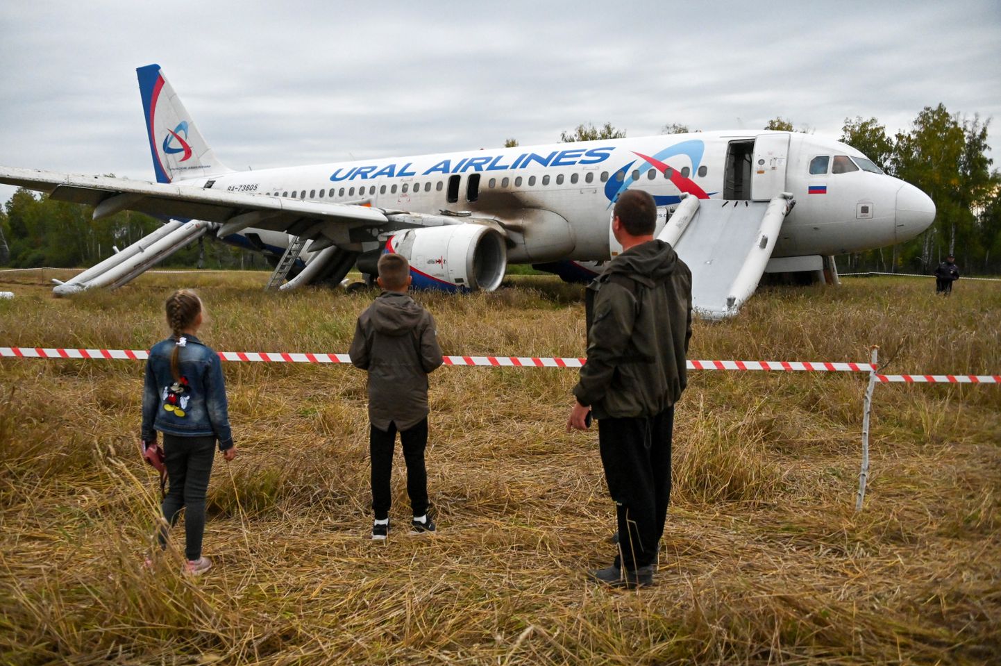 Самолет Airbus A320 авиакомпании Ural Airlines, который был вынужден совершить посадку 12 сентября из-за технической неисправности в поле в Новосибирской области Сибири.