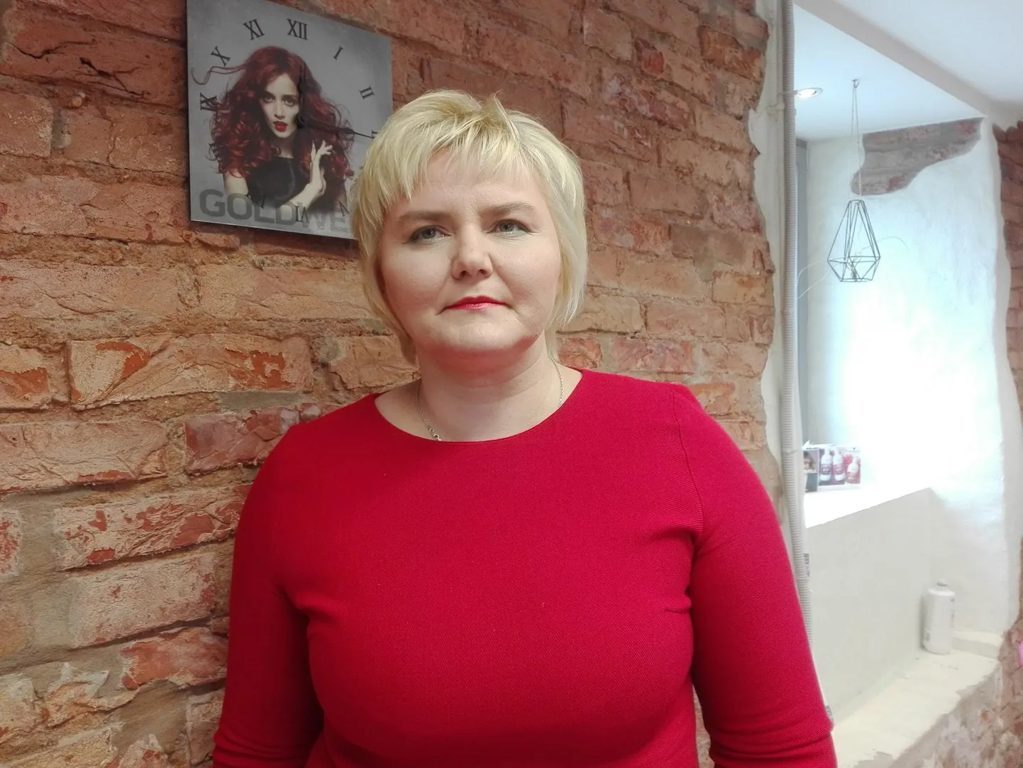 Pärnu linnavolikogu noortekomisjoni liige Kaidi Suviste on samuti Pärnu täiskasvanute gümnaasiumi vilistlane, kel oma kooli iseloomustamiseks jagub vaid häid sõnu.