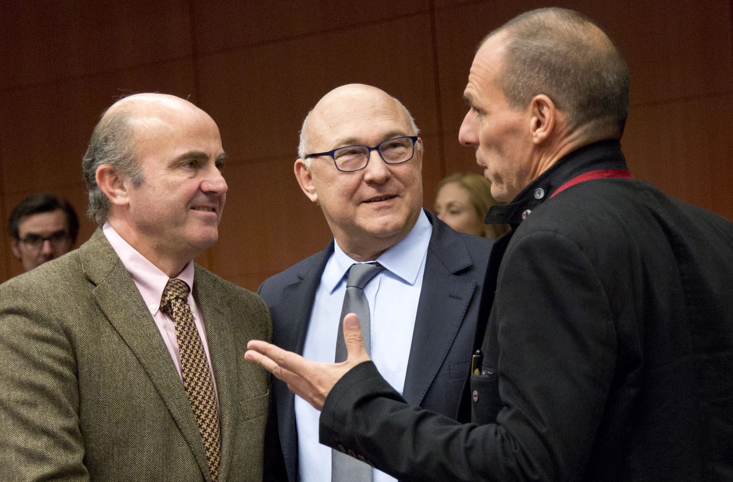 Kreeka rahandusminister Yanis Varoufakis (paremal) Hispaania ja Prantsuse kolleegide Luis de Guindose (vasakul) ja Michel Sapiniga nõu pidamas.