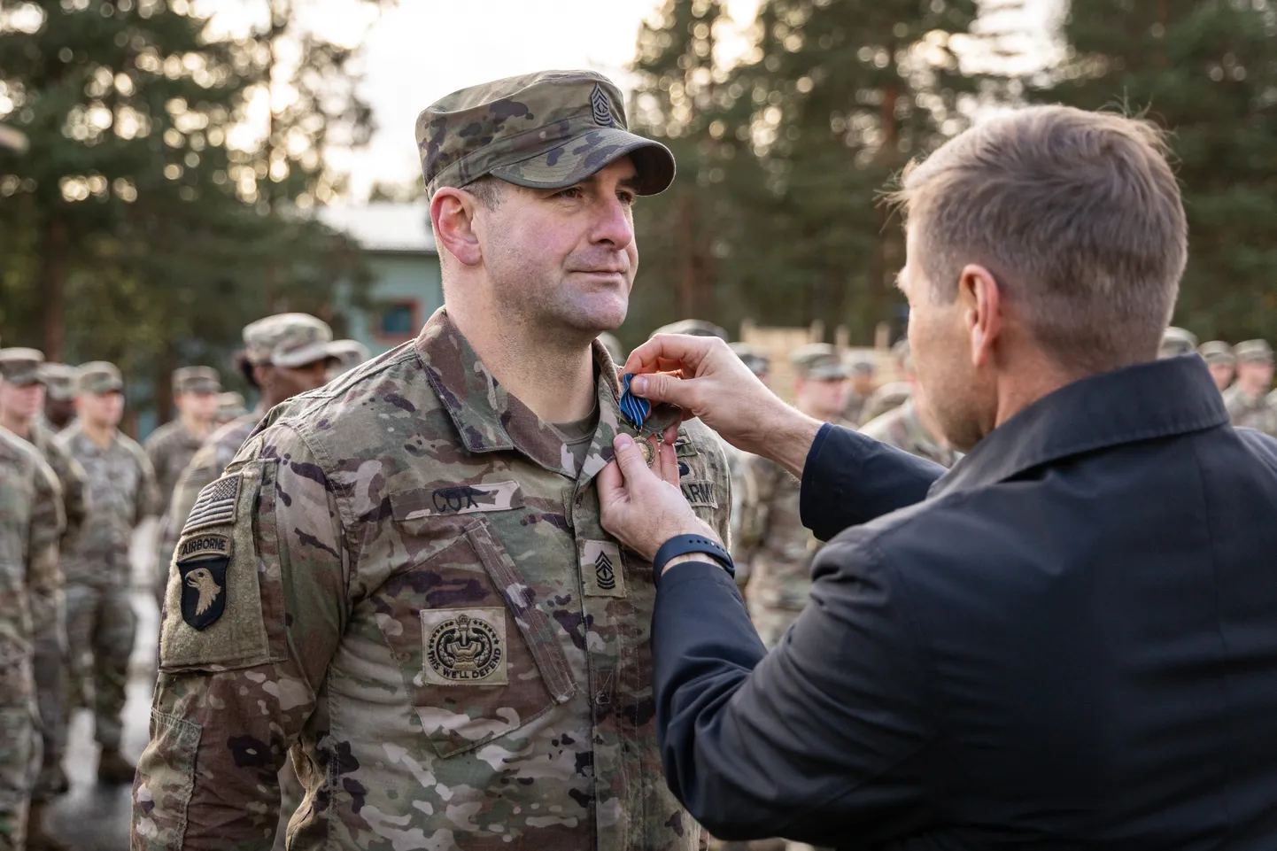 Ханно Певкур вручил медали американским военнослужащим.