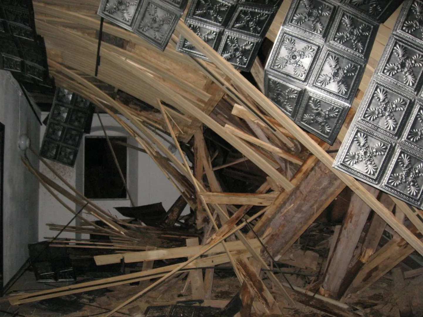 Из-за бури в церкви Вяйке-Маарья верхушка башни упала прямо на часовню, вызвав большие разрушения.