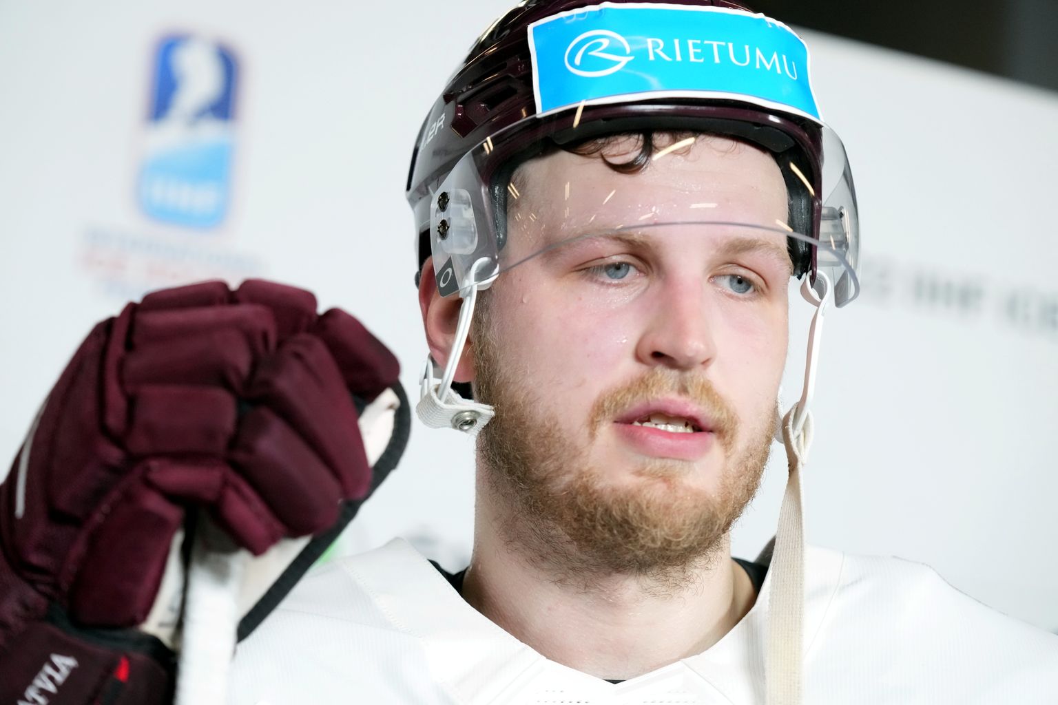 Latvijas hokeja izlases spēlētājs Oskars Batņa pēc Pasaules hokeja čempionāta spēlēs starp Latvijas un Čehijas valstsvienībām ''Nokia'' arēnā Tampērē. Ilustratīvs attēls