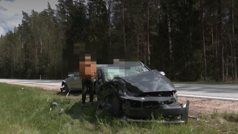 VIDEO ⟩ BMW vadītāja uz Ventspils šosejas nesavalda spēkratu – notikusi trīs auto avārija