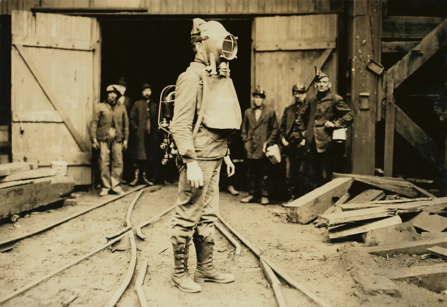 Kaevur Draegeri hapnikukiivriga 1911. aastal. Pilt on illustreeriv.