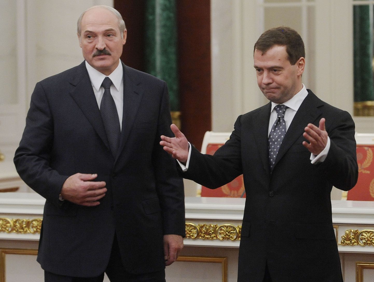 Александр Лукашенко и Дмитрий Медведев в декабре 2009 года в Москве.