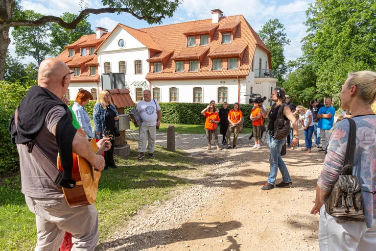 "Bilžu" mūziķi un mākslinieki ciemojas Kandavas un Tukuma novados