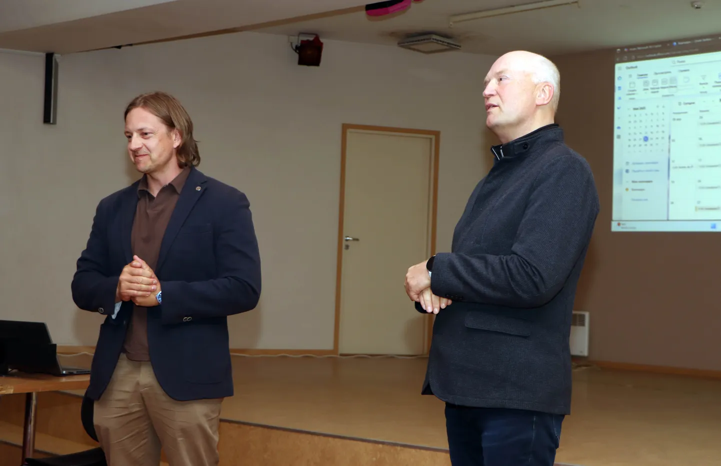 Rain Sepp (vasakul) ja Tarmo Maasikamäe ei suutnud elanikke veenda, et biogaasijaam linna õhu haisukompotti midagi uut ei lisa.