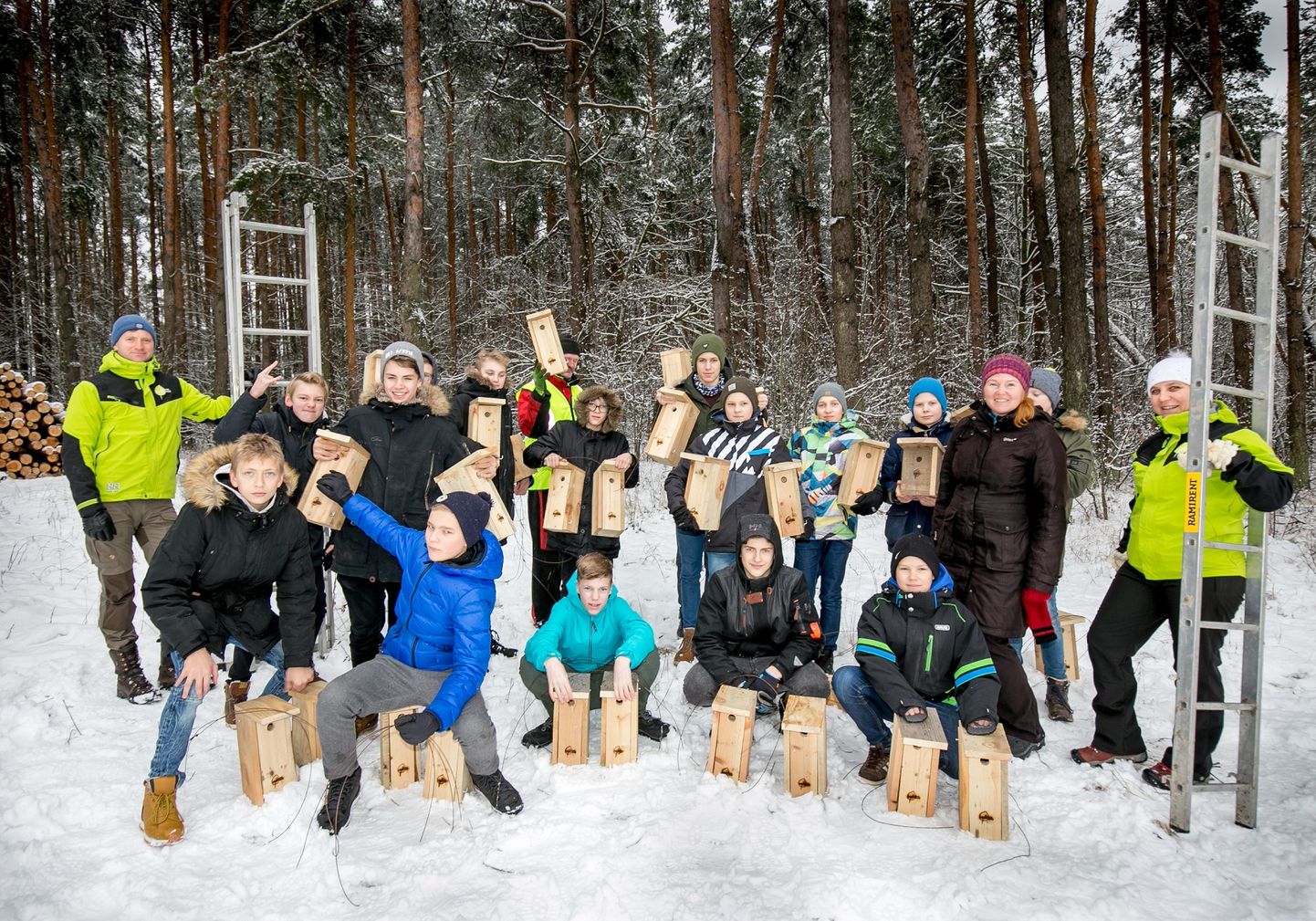 Pärnu Sütevaka Humanitaargümnaasiumi õpilased viisid eile esimesed omavalmistatud pesakastid metsa.