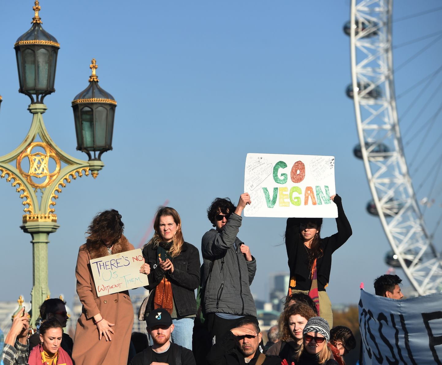 Protestējot pret klimata pārmaiņām vides aktīvisti bloķē Londonas tiltus