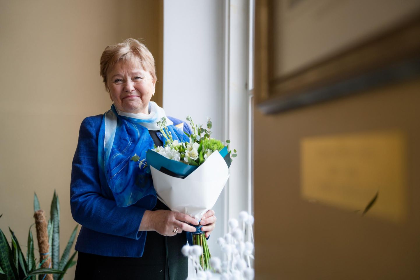 President Alar Karis tunnustab Pärnu Kuninga tänava põhikooli direktorit Urve Krauset Valgetähe IV klassi teenetemärgiga.
