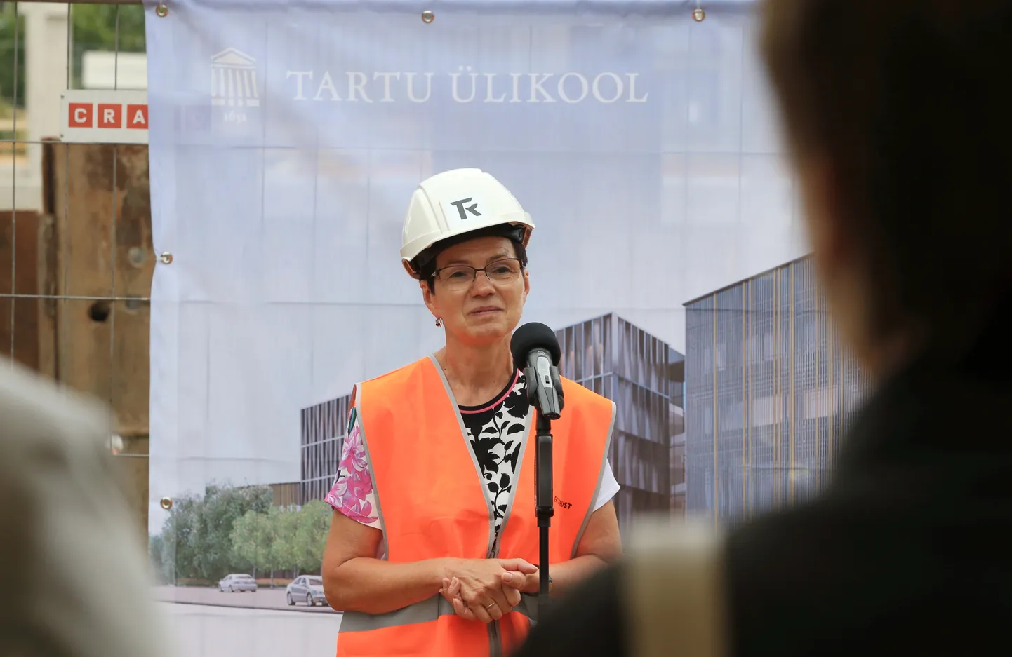 Presidendilt teenetemärgi pälvinud majandusteadlane Maaja Vadi mullu suvel Tartu ülikooli Delta maja nurgakivi panekul.