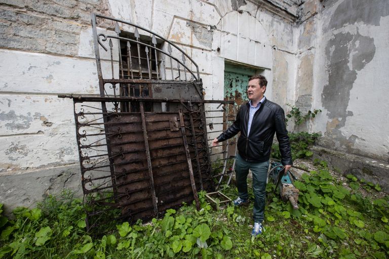 Руководитель проекта реконструкции Батарейной тюрьмы Артур Юмар демонстрирует находку: кованые ворота XIX века.