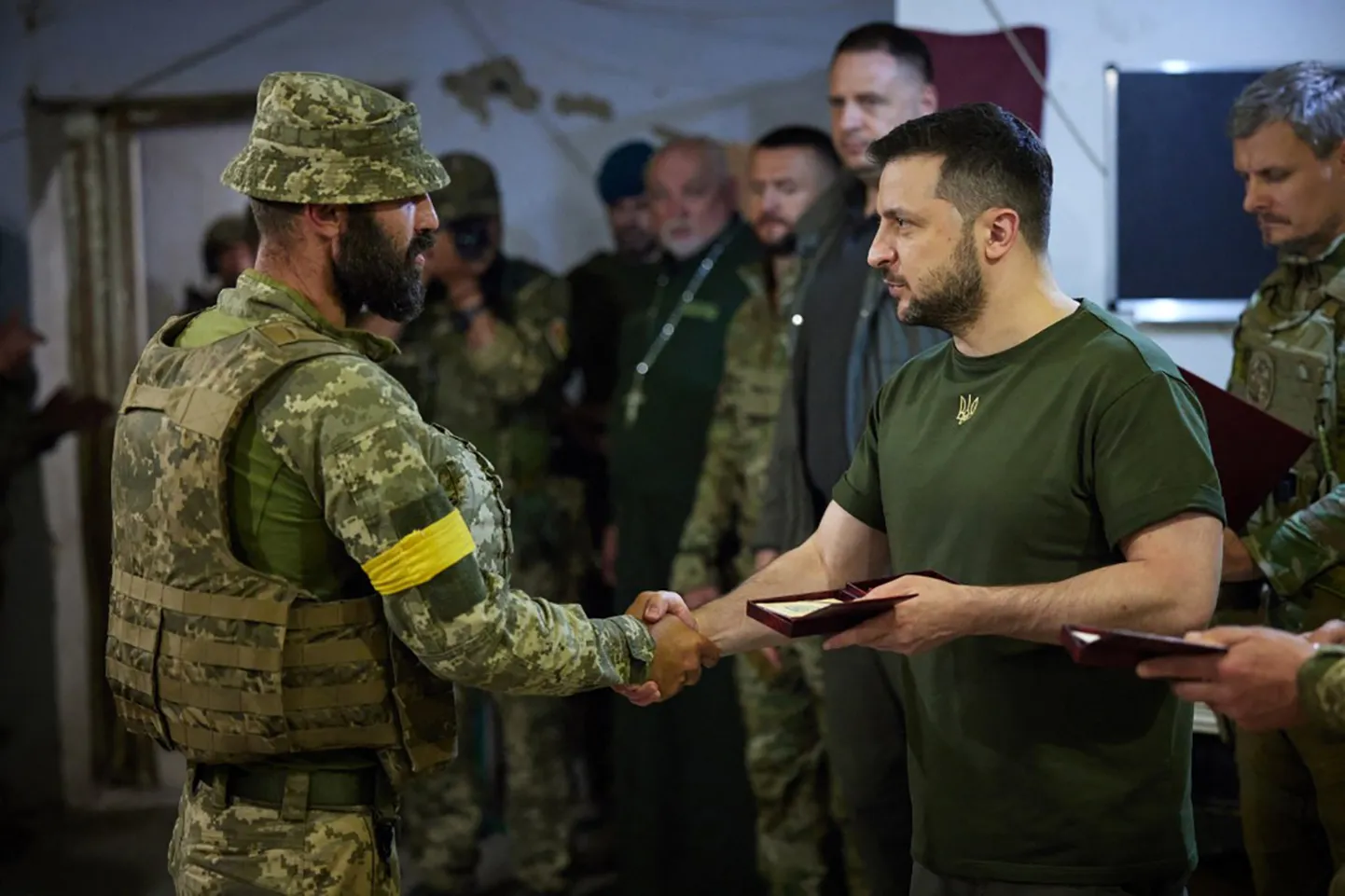Ukraina president Volodõmõr Zelenskõi kodumaa kaitsjatele autasusid andmas.