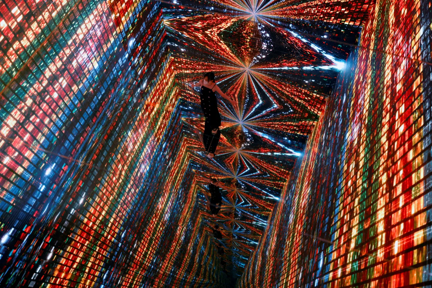 Külastaja Hongkongi muuseumis Machine Hallucinations installatsiooni ees. Sellest tehakse hiljem NFT ja pannakse Sothesbys müüki.