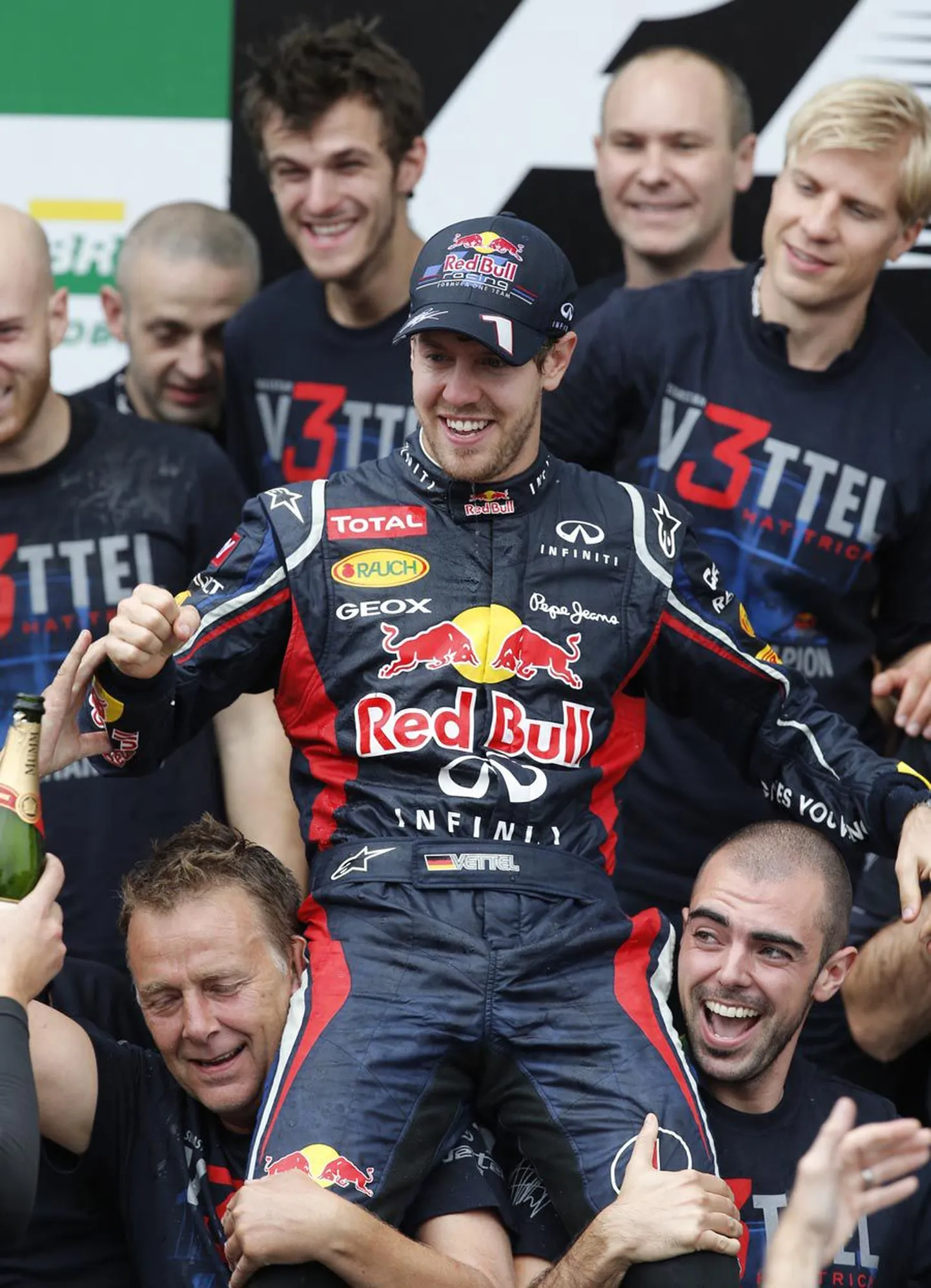 Sebastian Vettel Red Bulli meeskonna liikmete õlgadel. Äsja on ta kroonitud maailmameistriks.