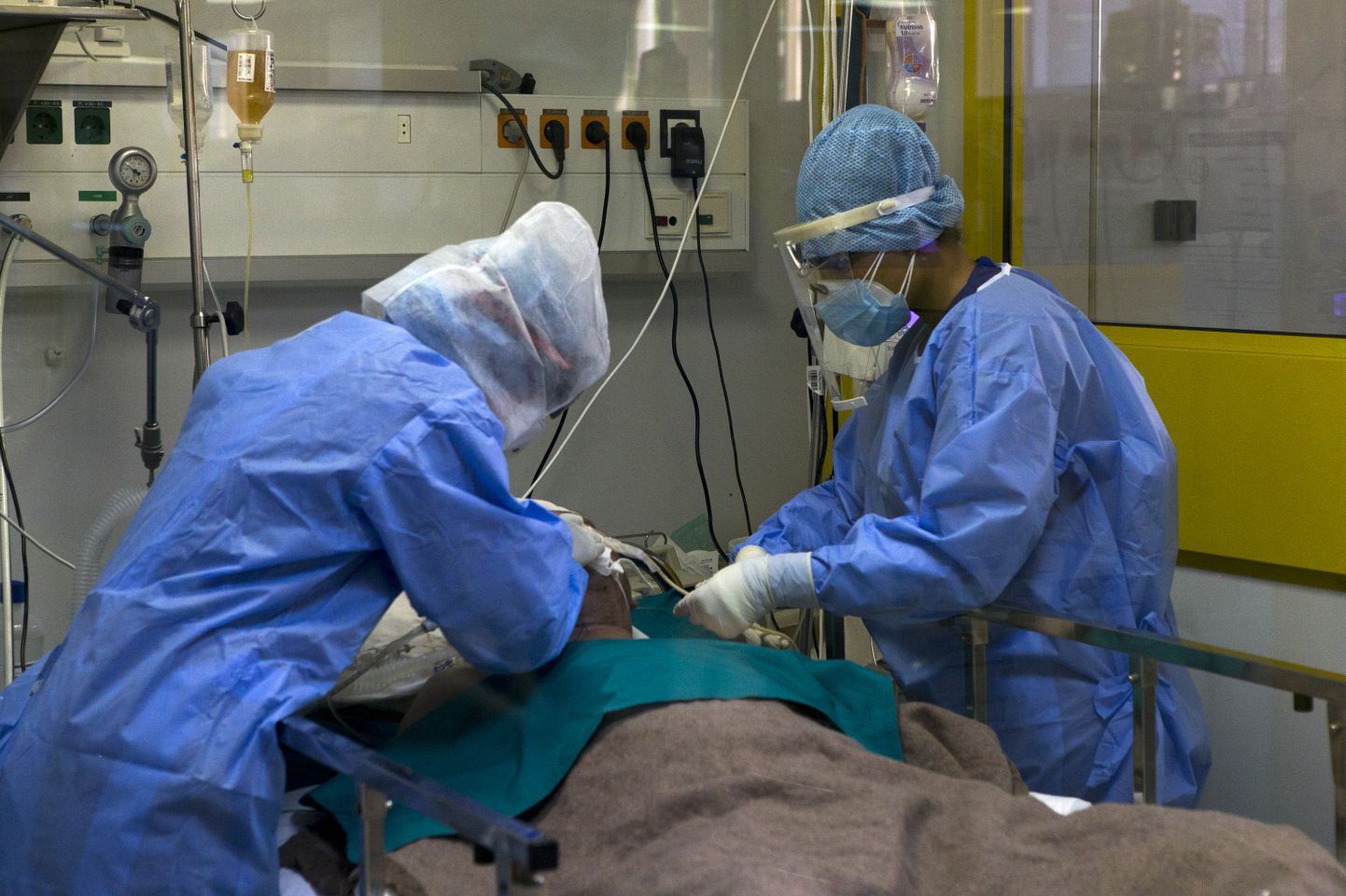 Arstid tegelemas Kreeka Ateena Evaggelismose haiglas Covid-19 patsiendiga