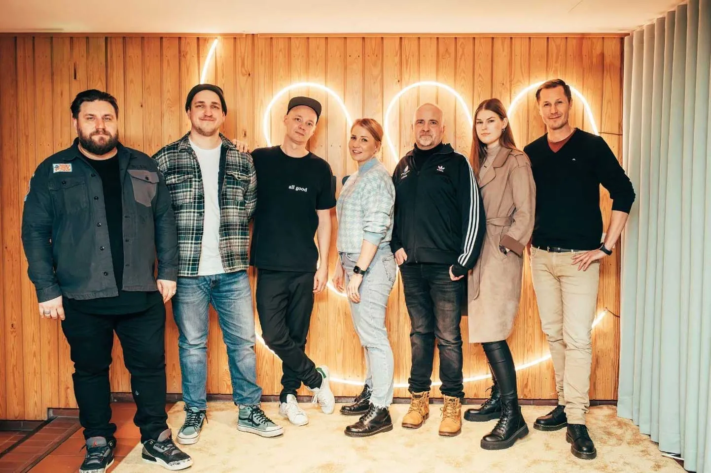 No kreisās: Mihkel Sirelpuu (SMUUV), Karl Sirelpuu (Warner Music Live Estonia), Fredi Lunden (Warner Music Finland), Jaana Kapanen (Warner Music Live), Samppa Hartikainen (Warner Music Live), Meiliin Soome (Warner Music Baltics), Mikko Manninen (Warner Music Finland/Baltics)