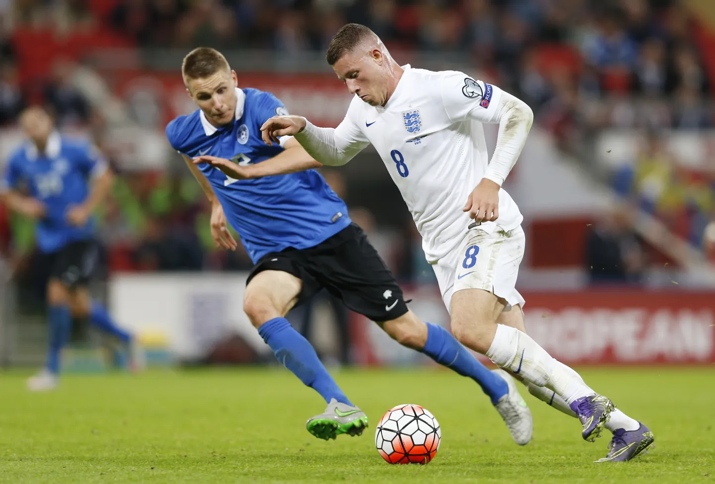 Ross Barkley (valges) EM-valikmängus Eestiga.