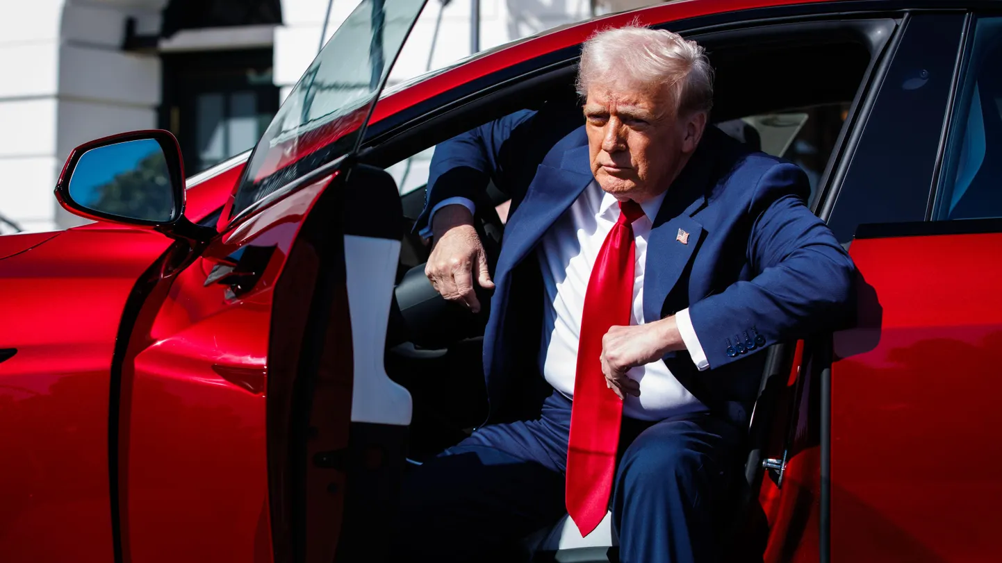 Трамп хочет защитить автопром тарифами, но даже его новый фаворит - компания Tesla Илона Маска предупредила, что тарифы принесут ей одни убытки.