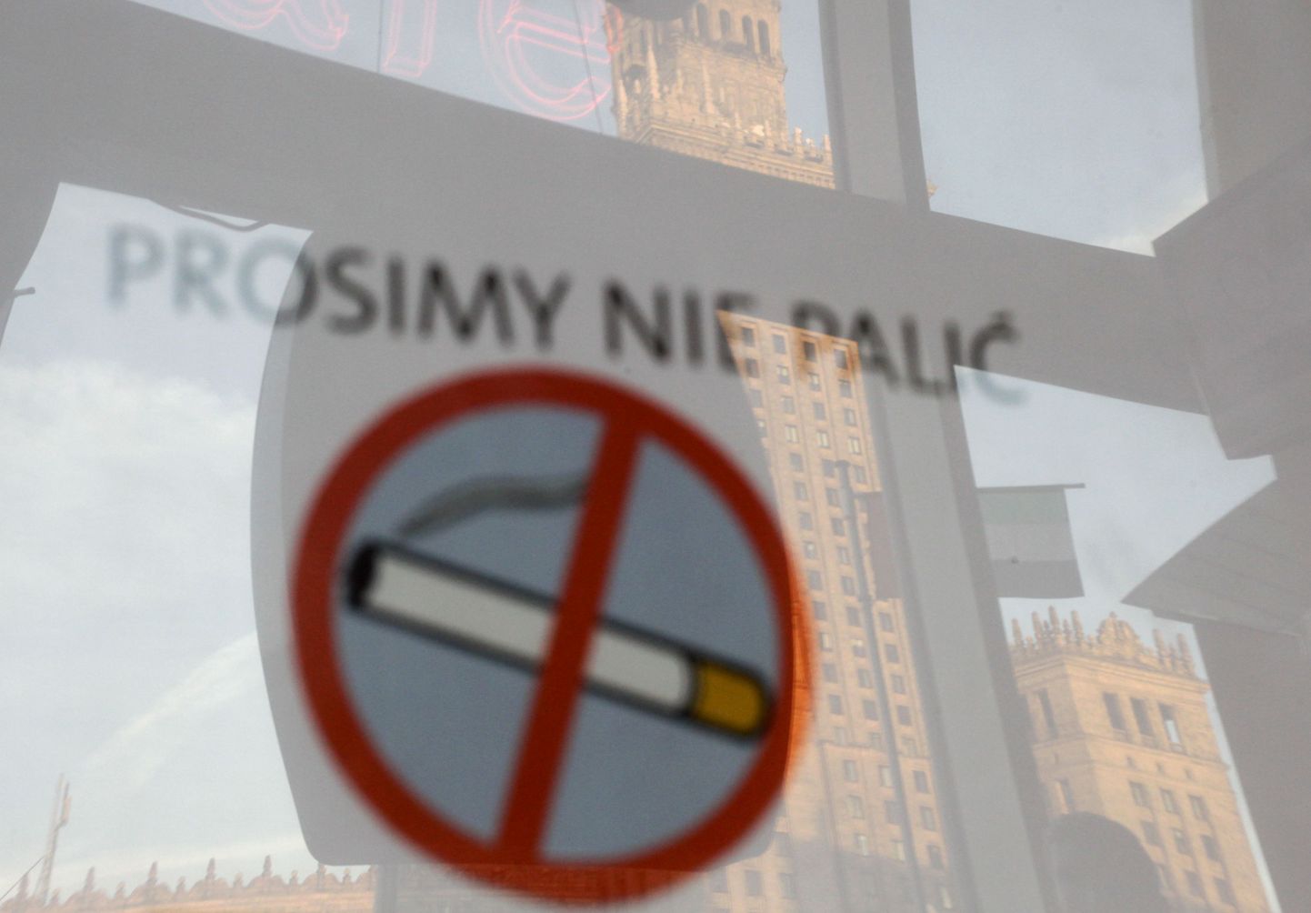 Poolas keelati avalikes kohtades suitsetamine