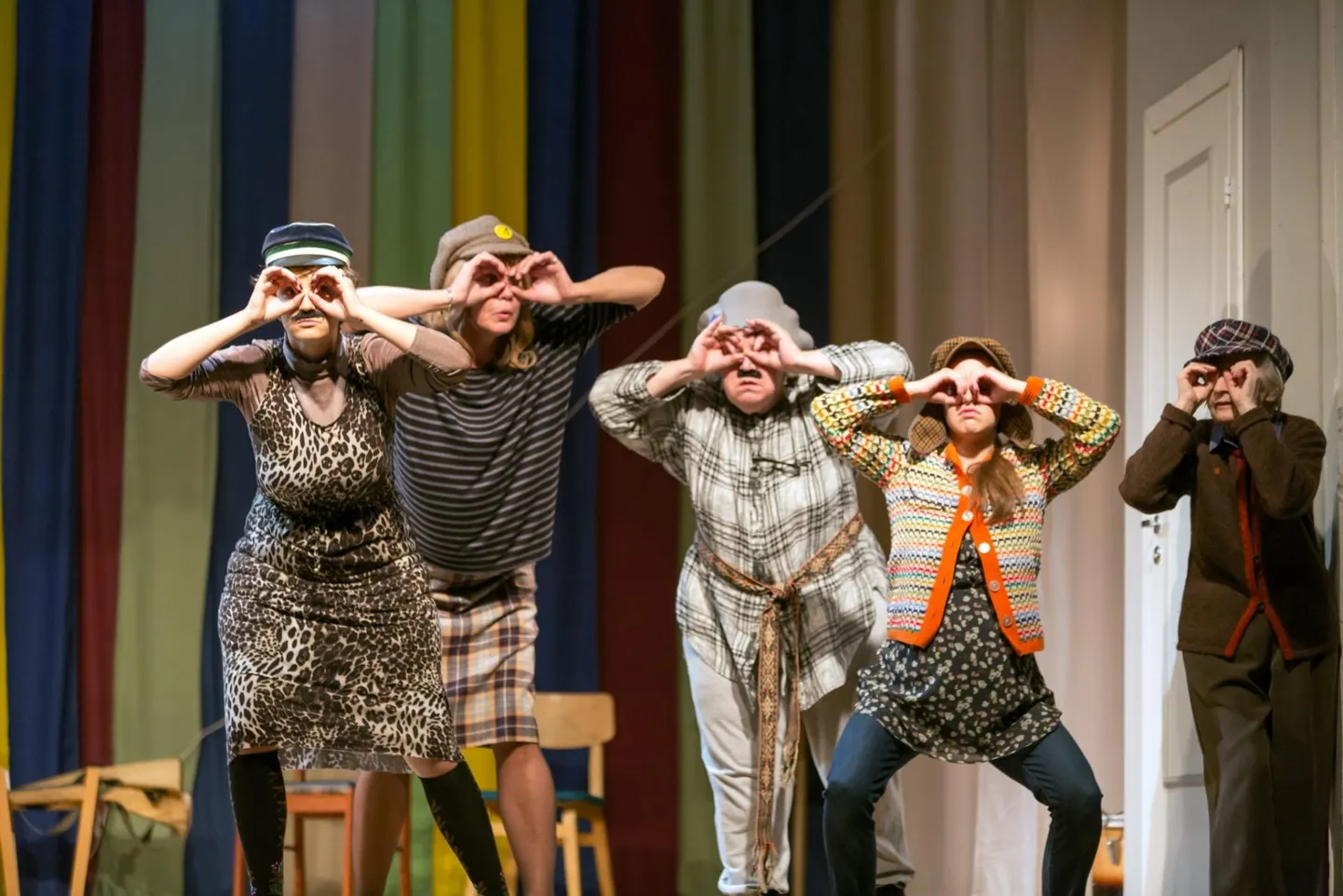Vasakult: Marta Laan (Merike), Viire Valdma (Helgi), Maria Klenskaja (Sveta), Teele Pärn (Birgit), Ester Pajusoo (Anu). FOTO: Siim Vahur