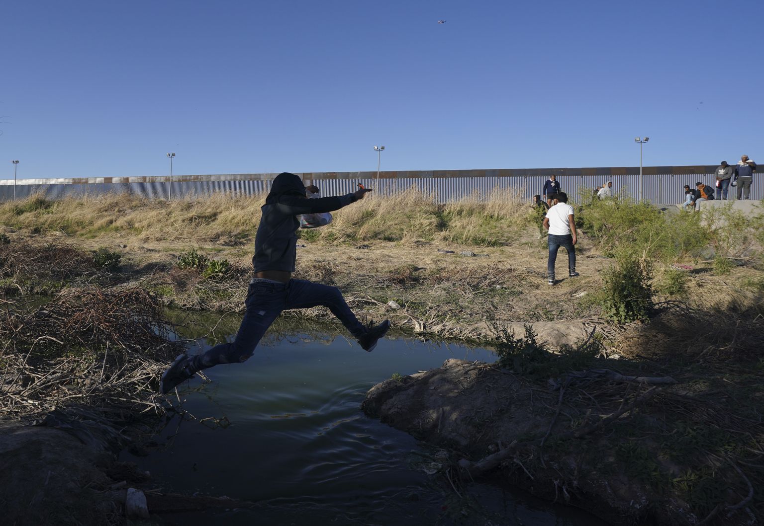 Ühendriikidesse pürgivad migrandid Ciudad Juarezi lähedal.