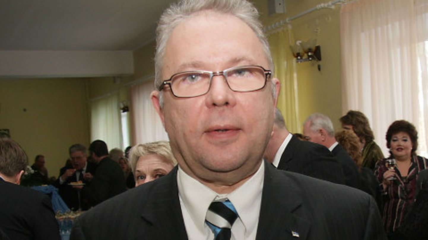 IRLi Ida-Viru piirkonna juht Joel Guljavin jäi 2003. aastal pärast haridusministeeriumi kontrolli ilma direktori kohast Kohtla-Järve polütehnikumis. Aastal 2012 on lõppemas ta karjäär Ida-Viru kutsehariduskeskuses.
