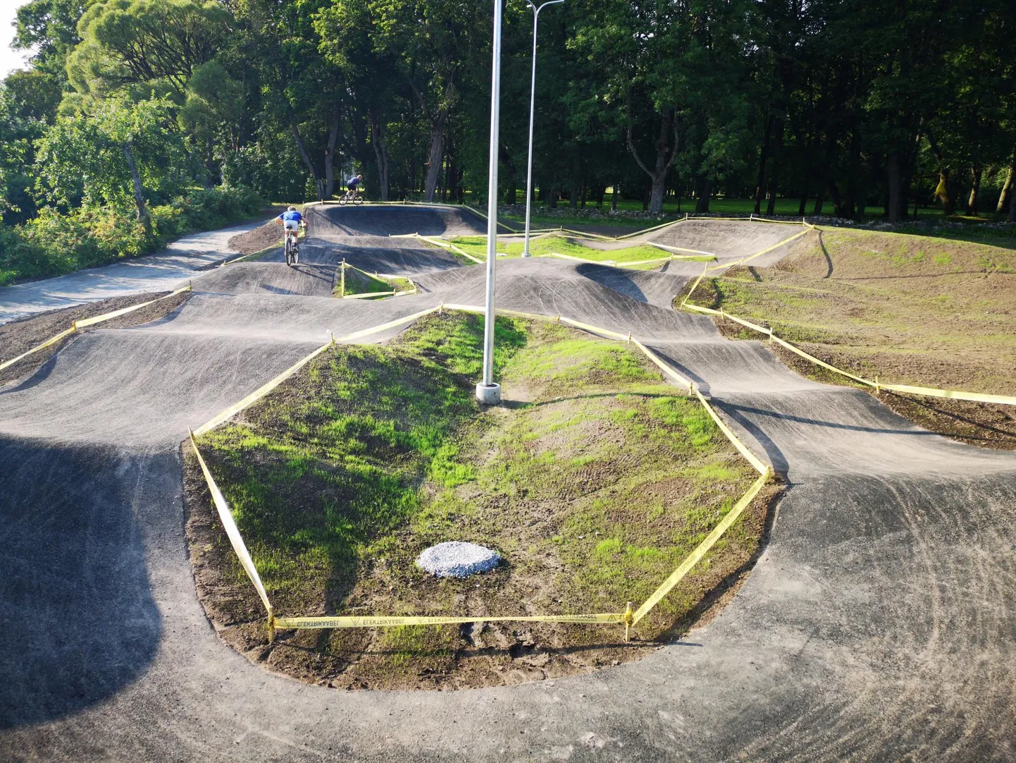Eesti seni viimane pumptrack valmis eelmisel nädalal Roosna-Allikul. Järgmine tuleb Viljandisse.