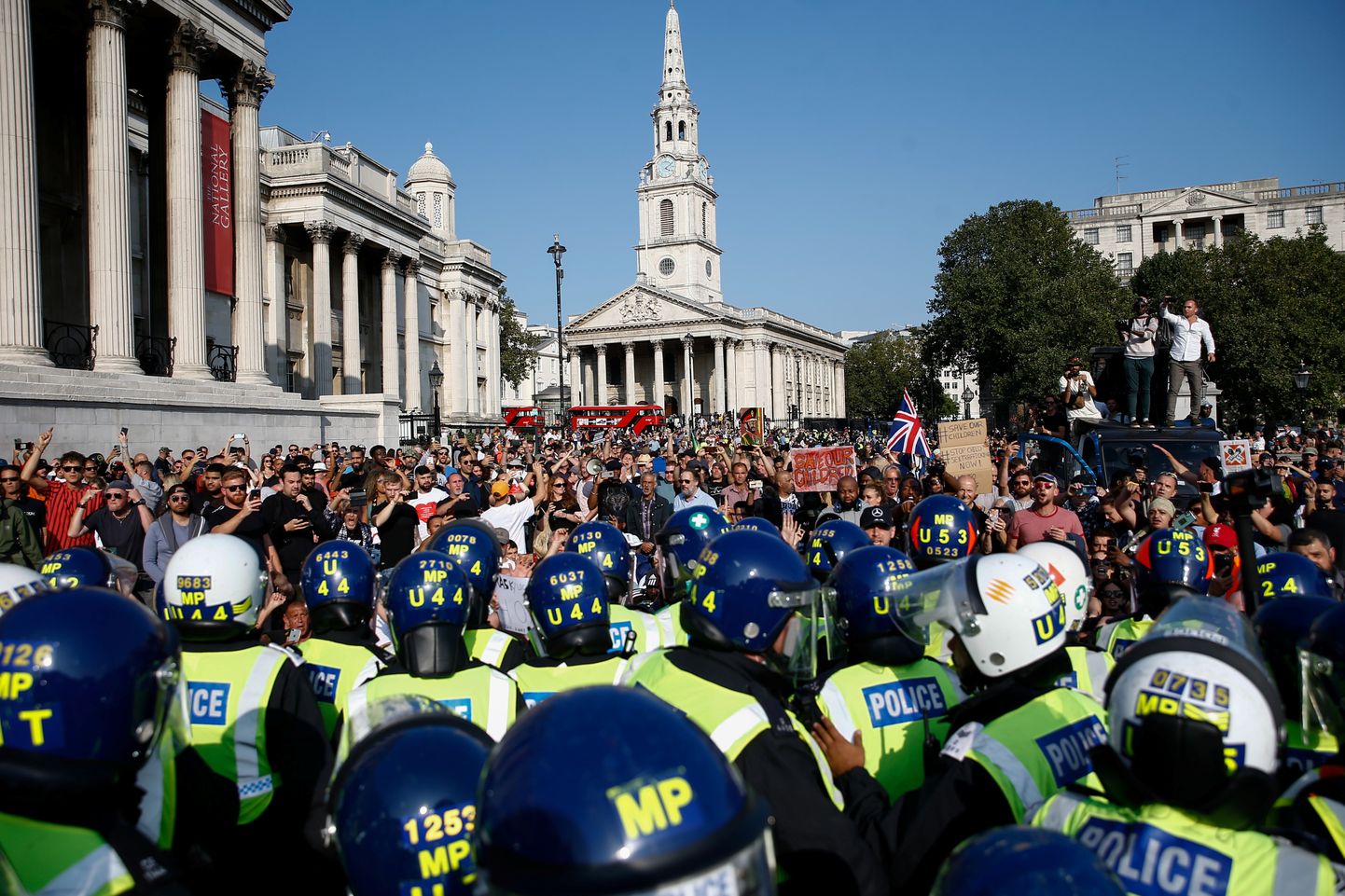 Koroonapiirangute vastane meeleavaldus Londonis Trafalgari väljakul 19. septembril.