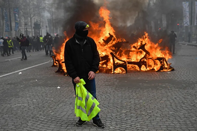 Vägivaldse pöörde võtnud kollavestide meeleavaldus Pariisis.