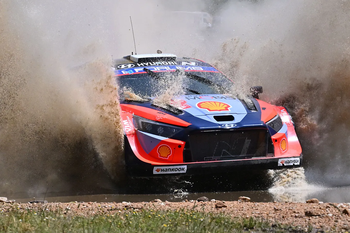 Ott Tänak ja Martin Järveoja kihutamas Sardiinia rallil.