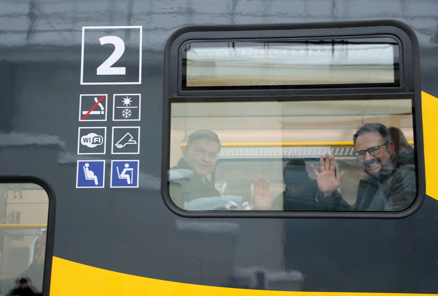 Eiropas Komisijas priekšsēdētājas izpildvietnieks Valdis Dombrovskis (no kreisās) un satiksmes ministrs Kaspars Briškens piedalās jauno elektrovilcienu "Vivi" pārvadājumu uzsākšanas svinīgajā pasākumā Rīgas Centrālajā dzelzceļa stacijā.