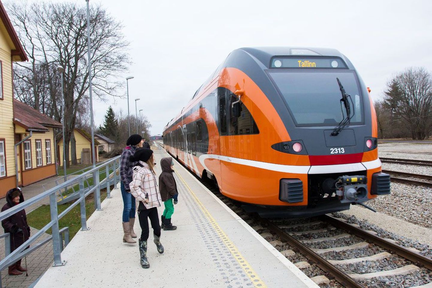 Elroni rong Võhmas. Seal hakkab peatuma ka käiku pandav Tallinna-Viljandi ekspressrong.