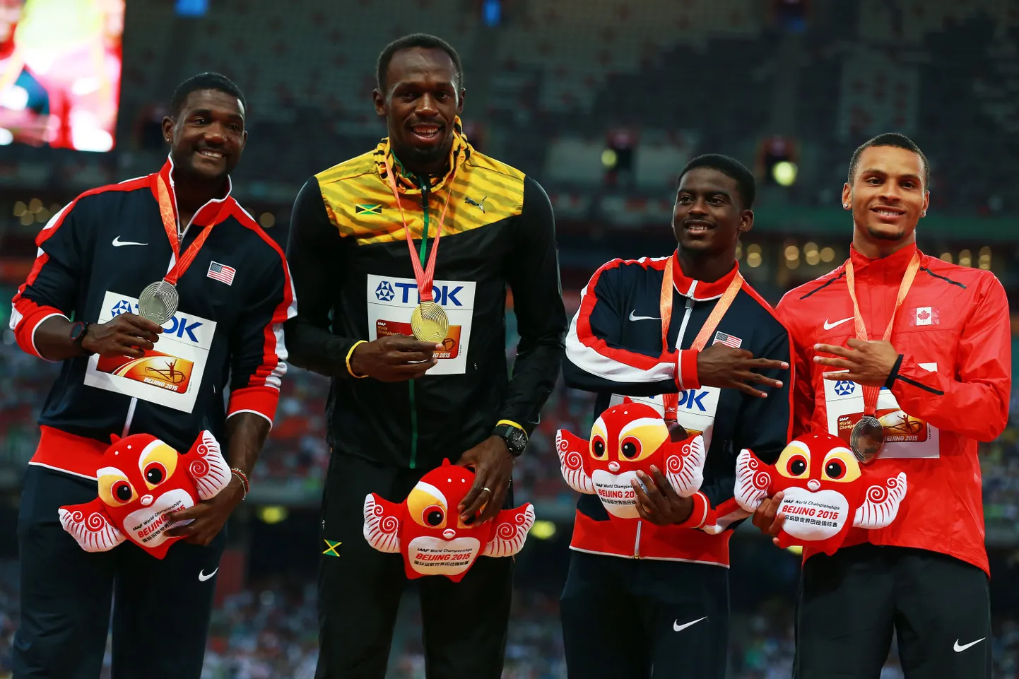 Paremalt: Justin Gatlin, Usain Bolt ja pronksimehed Trayvon Bromell ja Andre De Grasse Pekingi MMi pjedestaalil.