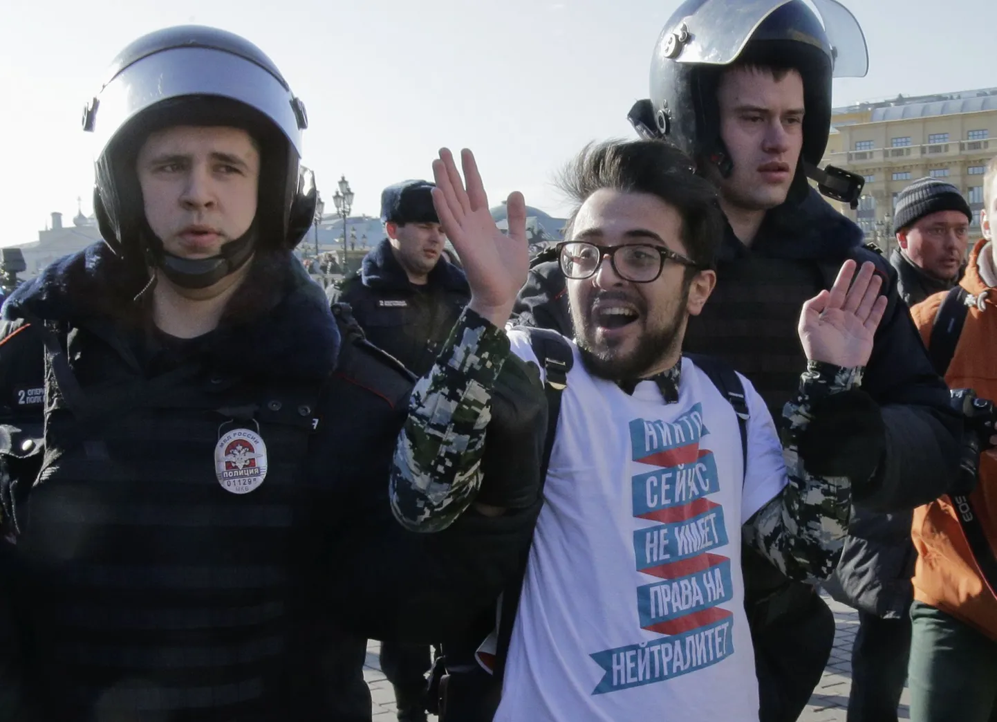 Vene politsei võttis kinni korruptsioonivastase blogija ja opositsiooniliidri Alexei Navalny selle aasta 1. märtsil. Vene kohus määras mehele vähemalt kahekuuse koduaresti ja keelas tal interneti kasutamise või meediaga suhtlemise.